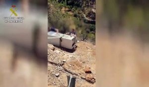 La police oblige un homme à récupérer un frigo qu'il a jété dans la nature (Espagne)