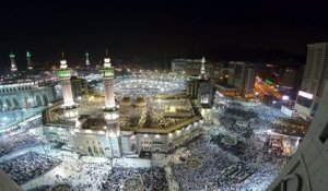 Des pèlerins musulmans prient autour de la Kaaba avant le début du hajj