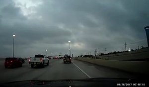 Un automobiliste perd un pneu sur l'autoroute