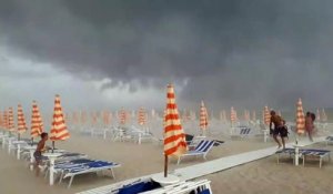 Sur la plage, ces touristes ont été surpris par une énorme tempête