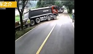 Ils renversent le camion en tentant de le remorquer !