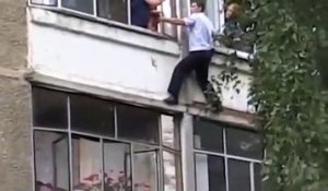 Ce policier escalade un immeuble pour sauver un enfant de 5 ans !