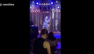 Karaoke : cette vielle femme enflamme la scène !