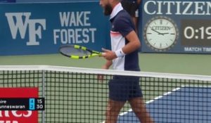 Winston-Salem - Paire refait des siennes en perdant sa raquette au service !