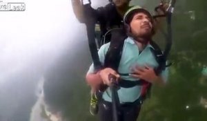 Crise d'angoisse en plein saut en parachute... Son moniteur lui sauve la vie