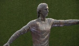 Johan Cruyff a maintenant sa statue au Camp Nou