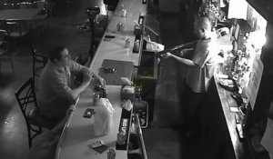 Un client super zen pendant un braquage à main armé dans un bar