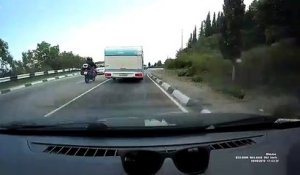 Dépassement d'un motard imprudent (Crimée)