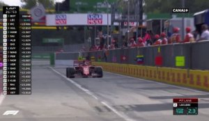Leclerc et Hamilton roue dans roue à la sortie des stands !
