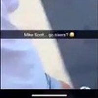 Mike Scott se bat avec des fans des Eagles