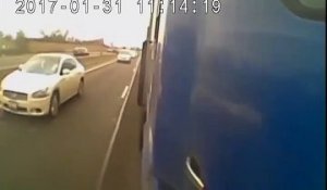 Un automobiliste se retrouve pris en sandwich entre deux camions sur l'autoroute...