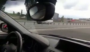 Un automobiliste se fait doubler par une Formule 1 sur l’autoroute