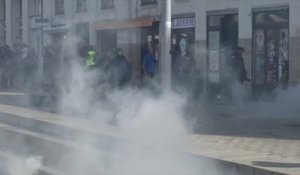 Situation tendue à Nantes entre black blocs et forces de l'ordre