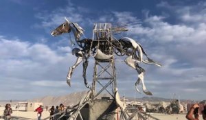 Sculpture de cheval en mouvement au Burning man