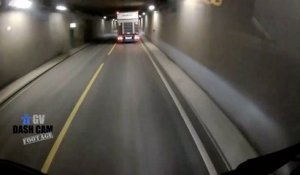 Un cycliste tout près de sa faire écraser par un camion dans un tunnel en Norvège