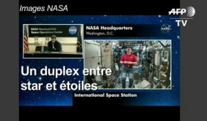 Brad Pitt discute avec un astronaute de la NASA à bord de l'ISS