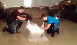 Ces 2 élèves reproduisent une tornade artificielle dans leur salle de classe !