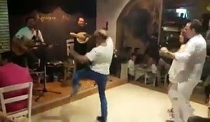 Danse endiablée d'un client au restaurant !
