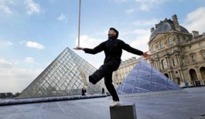 L'artiste JR redécore la Pyramide du Louvre