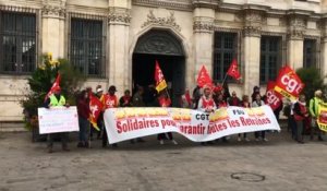 Arrivée des manifestants devant la mairie à Troyes