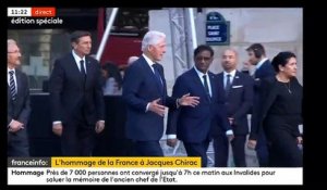 Hommage à Jacques Chirac: Regardez l'ex président américain Bill Clinton arriver sous les applaudissements à l'Eglise Saint-Sulpice