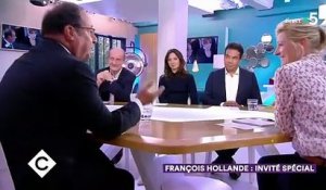 François Hollande a révélé ce soir dans "C à vous" ce qu'il a vraiment dit à Carla Bruni-Sarkozy dans l'église et qui a provoqué sa réaction choquée !