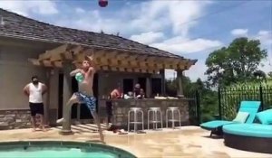 Dunks énormes de basketball dans une piscine !