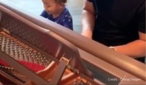 John Legend joue du piano avec son fils et c'est beaucoup trop mignon