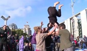 Extinction Rebellion bloque un pont près du Parlement à Berlin