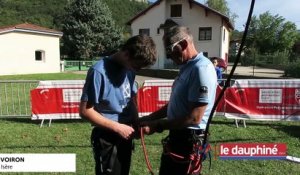 À Voiron, des policiers initient un public handicapé à l’escalade pour les sensibiliser à la montagne