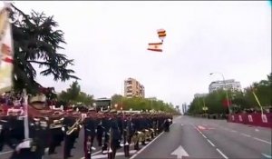 Un parachutiste se prend un lampadaire pendant le défilé militaire à Madrid