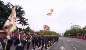 Une démonstration d'un parachutiste part en cacahuète pendant le défilé de la fête nationale espagnole.