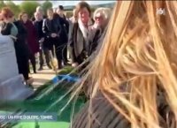 En pleines funérailles , les proches entendent le défunt parler dans son cercueil : "Laissez-moi sortir, il fait noir là-dedans!"- VIDEO