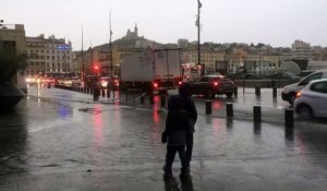 Marseille. Le Vieux-Port inondé. Circulation difficile