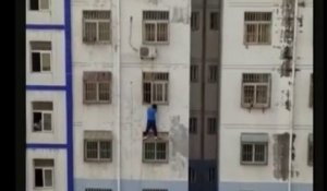 Un homme prend tous les risques pour sauver un bébé accroché à un balcon... héro du jour