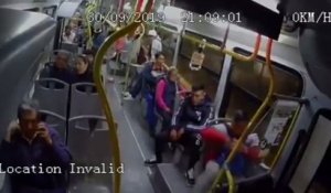 Deux jeunes braquent les passagers d’un bus et se font sèchement refouler
