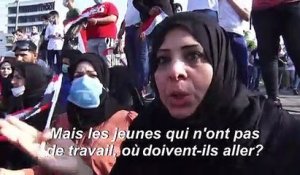 Des Irakiens continuent de manifester à Bagdad, défiant le couvre-feu