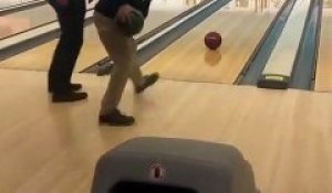 Meilleur coup de bowling jamais vu : ils font un strike à 2 !