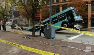 Un Bus avalé par un trou géant en pleine rue