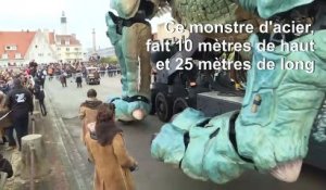 Le "Dragon de Calais", monstre mécanique monumental, parade dans la ville