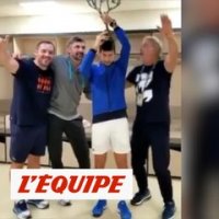 Quand Novak Djokovic fête son titre dans le vestiaire - Tennis - WTF