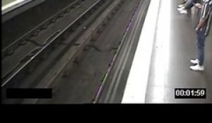 Une femme absorbée par son téléphone tombe sur les rails quand un métro arrive