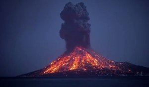 Éruption de nuit du volcan Krakatoa (Indonésie)