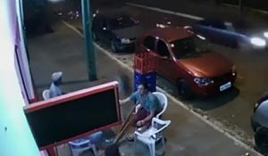Un homme se fait percuter par une roue de voiture alors qu'il est au bar