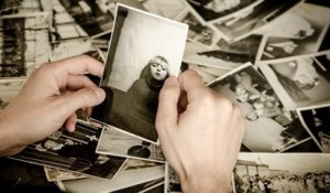 Il tombe sur une photo de sa mère lorsqu'elle était jeune et fait une incroyable découverte