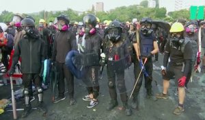 Javelots et flèches enflammées sont les nouvelles armes des manifestants à Hong Kong