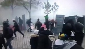 Un manifestant se met KO tout seul en renvoyant une grenade lacrymo