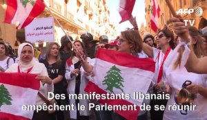 Des manifestants cognent sur des murs devant le Parlement libanais