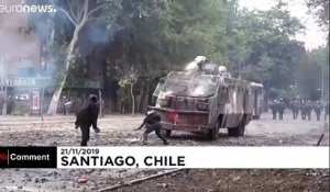 Chili : les manifestants font face aux canons à eau