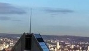 Téléthon: Un funambule a marché en équilibre sur un fil tendu entre deux tours du quartier d'affaires de La Défense à 150 m au-dessus du sol